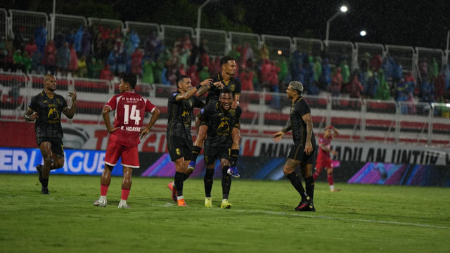 Para pemain Malut United merayakan gol ke gawang Persijap Jepara dalam laga lanjutan Super League 2025/26 Stadion Kie Raha, Ternate, Jumat (13/2/2026). Foto: Dok. Malut United