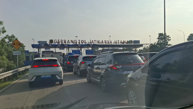 Kemacetan Panjang terjadi di Pintu Toll Jati Karya Utama yang disebabkan karena mati lampu dan GTO tidak berfungsi pada Sabtu (14/2). Foto: Aditia Noviansyah/kumparan