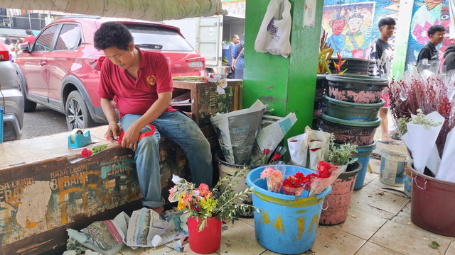 Adi, penjual bunga di Pasar Rawa Belong, Jakarta Barat, yang kebanjiran pesanan di Hari Valentine.  Foto: Jonathan Devin/kumparan