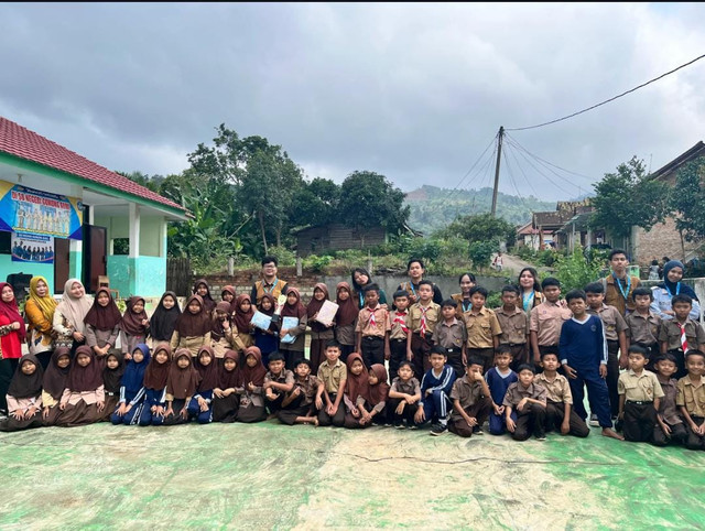 Dokumentasi: Foto bersama mahasiswa KKN dengan siswa SD Negeri Gunung Gijul setelah kegiatan lomba dan mengajar (Foto: Dokumen Pribadi KKN ITERA 06)