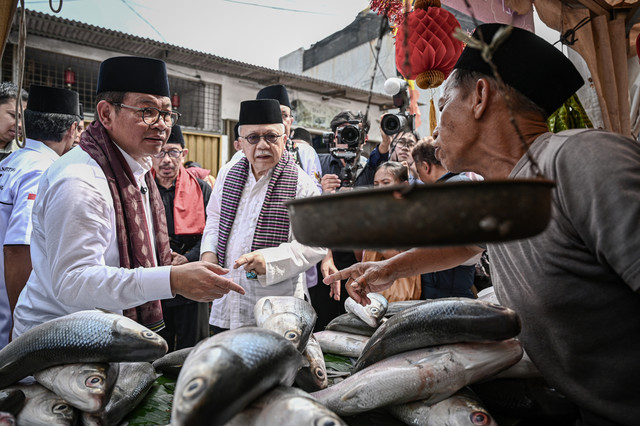 Gubernur DKI Jakarta Pramono Anung (kiri) didampingi Ketua Dewan Adat Majelis Kaum Betawi Fauzi Bowo (kedua kiri) berbincang dengan penjual ikan bandeng pada Festival Bandeng Rawa Belong 2026 di Jakarta, Sabtu (14/2/2026).  Foto: Fauzan/ANTARA FOTO