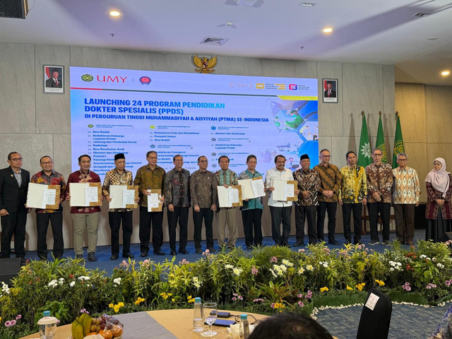 Peluncuran 24 Program Pendidikan Dokter Spesialis (PPDS) di tujuh Perguruan Tinggi Muhammadiyah dan ‘Aisyiyah (PTMA) se-Indonesia yang berlangsung di allroom The University Hotel Universitas Muhammadiyah Yogyakarta, Jumat (12/2). Foto: Pandangan Jogja/Danang BK