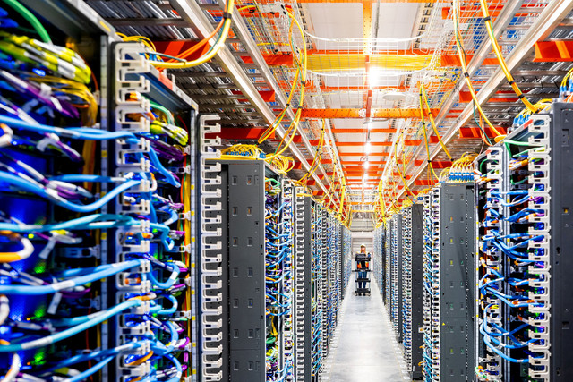 Seorang teknisi bekerja di pusat data AI Amazon Web Services di New Carlisle, Indiana, AS, (2/10/2025). Foto: Noah Berger/REUTERS