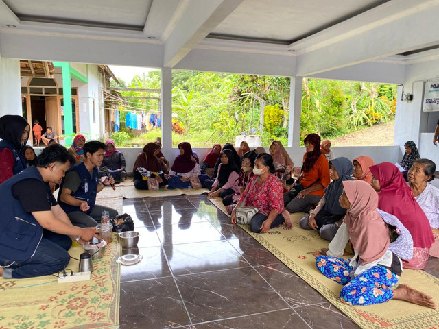 Suasana interaktif saat demonstrasi proker KKN UMY. Ibu-ibu PKK tak hanya menonton, tapi juga ikut serta mencoba. (Foto: Dok. KKN UMY)