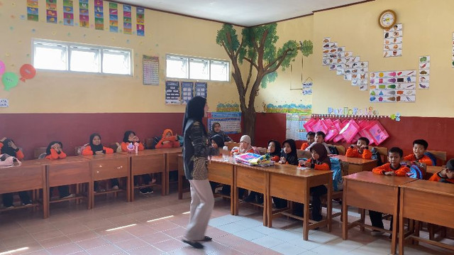 foto kegiatan pembelajaran bahasa inggis dasar