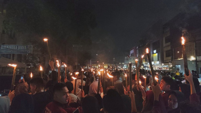 Sejumlah warga mengikuti pawai obor di kawasan jalanan Masjid Raya Kota Medan, Sabtu (14/2/2026). Foto: Amar Marpaung/kumparan