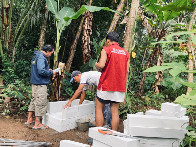 Proses pembangunan insinerator sederhana oleh mahasiswa KKN bersama warga Dukuh Tegong.