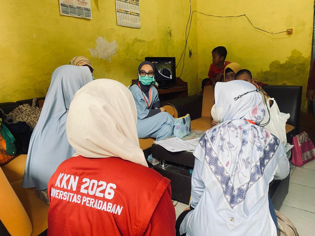 Mahasiswa KKN Universitas Peradaban bersama tenaga medis saat edukasi DAGUSIBU di Desa Taraban.