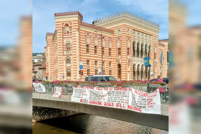 Spanduk solidaritas bertuliskan "Genocide is still active" terbentang di jembatan Sarajevo. Di kota ini, penderitaan Gaza memantulkan ingatan sejarah mereka sendiri. Foto: dok. Pribadi