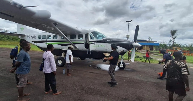 Pesawat Smart Aviation sebagai korban peyerangan separatisme OPM di Bandara Koroway Batu (Sumber: Kumparan)