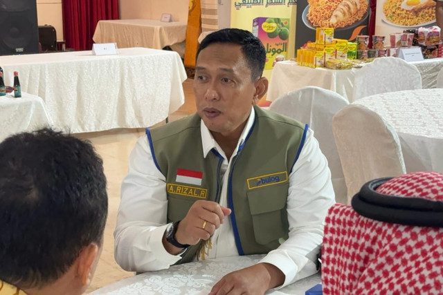 Perum BULOG menawarkan produk Beras Haji Nusantara kepada para importir setempat dalam kegiatan Bridging Supply and Service: Business Matching for Indonesian F&B Distributors and Hajj Catering Providers yang diselenggarakan KJRI di Jeddah. Foto: Dok. Bakom RI