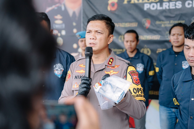 Kapolres Cimahi, Niko N Adi Putra, beserta barang bukti yang diamankan dalam penanganan kasus penemuan jasad pria di eks Kampung Gajah, Parongpong, Kabupaten Bandung Barat, Minggu (15/2/2026). Foto: Dok. Polres Cimahi 