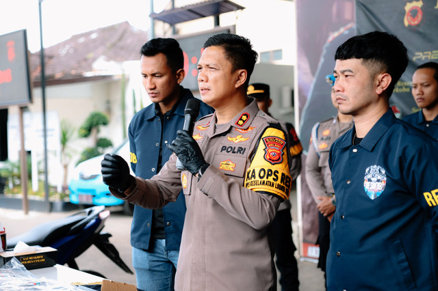 Kapolres Cimahi, Niko N Adi Putra, beserta barang bukti yang diamankan dalam penanganan kasus penemuan jasad pria di eks Kampung Gajah, Parongpong, Kabupaten Bandung Barat, Minggu (15/2/2026). Foto: Dok. Polres Cimahi 