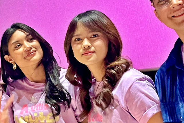 Adel Reva (tengah) saat konferensi pers cast reveal web series A Little White Lie di kawasan Jakarta Pusat, Selasa (10/2/2026). Foto: Salsha Okta Fairuz/kumparan