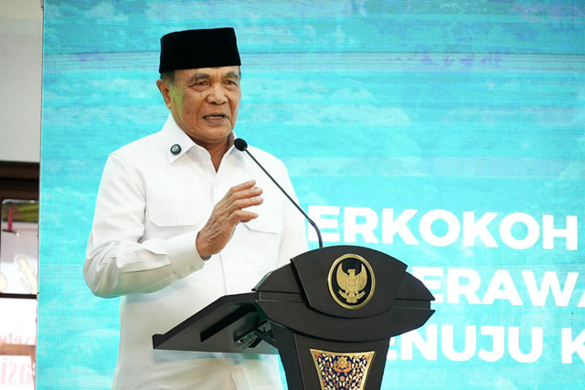 Menko, Djamari dalam acara Pembukaan Silaturahmi Alim Ulama dan Rapat Kerja Nasional Persatuan Guru Nahdlatul Ulama (PERGUNU) & Jaringan Kiai Santri Nasional (JKSN) di Surabaya, Jawa Timur, Sabtu (14/2/2026). Foto: Dok. Kemenko Polkam