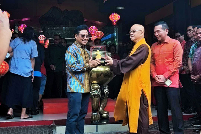 Penyerahan miniatur kuda api oleh pemimpin Maha Vihara Avalokitesvara Jakarta Barat, YM Maha Bhiksu Dutavira Mahasthavira kepada Ketua Umum DPP PKB, Muhaimin Iskandar (Cak Imin) di Vihara Avalokitesvara, Jakarta Barat, Minggu (15/2/2026). Foto: Jeni Ritanti/kumparan