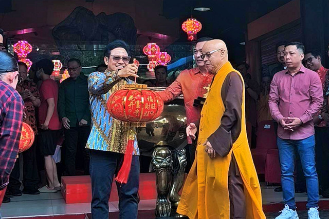 Penyerahan lampion oleh pemimpin Maha Vihara Avalokitesvara Jakarta Barat, YM Maha Bhiksu Dutavira Mahasthavira kepada Ketua Umum DPP PKB, Muhaimin Iskandar (Cak Imin) di Vihara Avalokitesvara, Jakarta Barat, Minggu (15/2/2026). Foto: Jeni Ritanti/kumparan