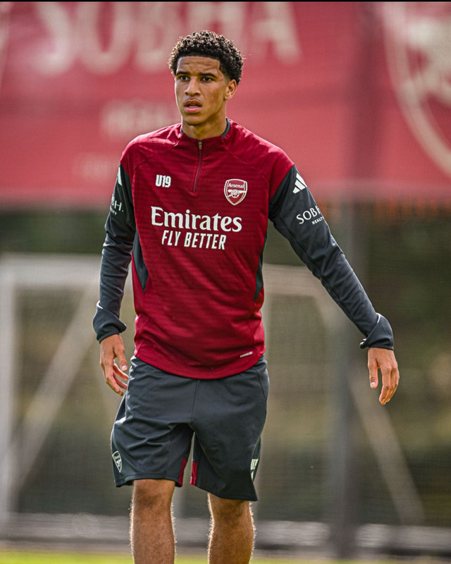 Pemain keturunan Indonesia, Demiane Agustien, saat bersama skuad Arsenal.
 Foto: Dok. Pribadi
