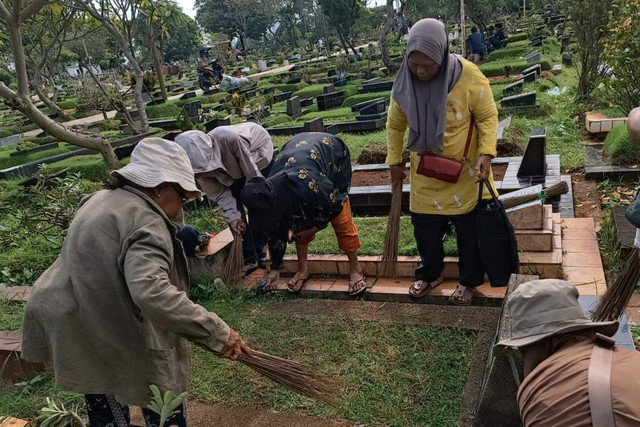 Para perawat makam melakukan pembersihan makam di TPU Karet Bivak, Jakarta Pusat, Minggu (15/2/2026). Foto: Ryan Iqbal/kumparan
