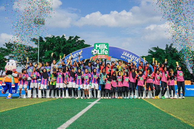 Juara dan Runner-up KU 10 serta KU 12 merayakan keberhasilan bersama di podium usai final MilkLife Soccer Challenge Jakarta Seri 2 2025 - 2026 di Kingkong Soccer Arena, Cijantung, Jakarta Timur, Minggu (15/2/2026). Foto: MilkLife Soccer Challenge