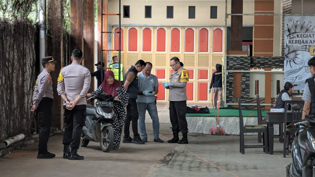 Polisi menjaga lokasi rumah Amat Muzakhim, suami anggota DPRD Jateng, Nur Fatwah, yang ditembak orang tak dikenal di Pekalongan. Foto: Dok. Istimewa