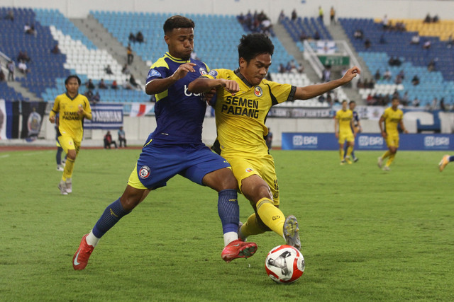 Pemain Arema FC Gabriel Silva Costa berebut bola dengan pemain Semen Padang Samuel Christianson Simanjuntak pada pertandingan Super League di Stadion Kanjuruhan, Malang, Jawa Timur, Minggu (15/2/2026). Foto: Ari Bowo Sucipto/ANTARA FOTO
