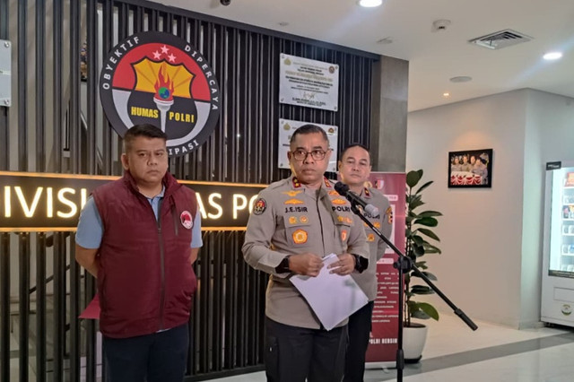 Kadivhumas Polri, Irjen Johnny Eddizon Isir saat menyampaikan kasus narkotika yang menjerat eks Kapolres Bima, AKBP Didik Putra Kuncoro di Gedung Divisi Humas Polri, Jakarta, Minggu (15/2/2026). Foto: Ryan Iqbal/kumparan