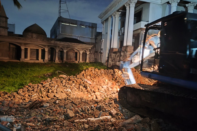 Kondisi area disekitar lokasi usai robohnya tembok rumah di sebelah SMP Negeri 182 Jakarta, Kalibata, Jakarta Selatan, Minggu (15/2/2026). Foto: Jeni Ritanti/kumparan