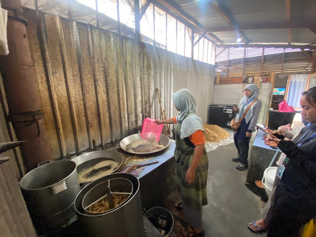 Gambar 1. Wawancara bersama pemilik usaha Wader Cinta Rasa