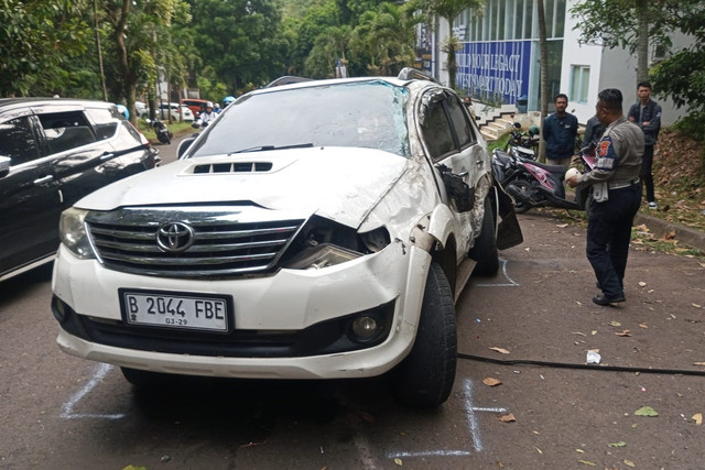 Sebuah mobil Jeep Toyota Fortuner usai mengalami rem blong dan menghantam empat kendaraan lainnya di Jalan Perumahan Citra Green Dago, Kelurahan Ciumbuleuit, Kecamatan Cidadap, Kota Bandung, Minggu (15/2/2026). Foto: Sat Lantas Polrestabes Bandung