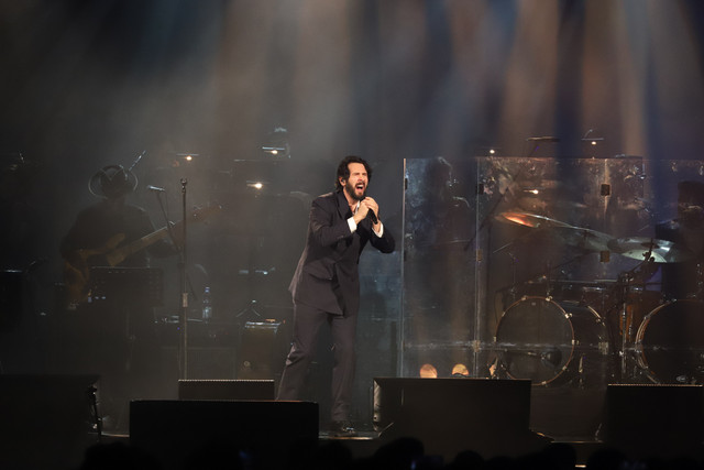 Penyanyi Josh Groban tampil menghibur pada konser GEMS World Tour 2026 di Jakarta, Minggu (15/2/2026). Foto: Iqbal Firdaus/kumparan