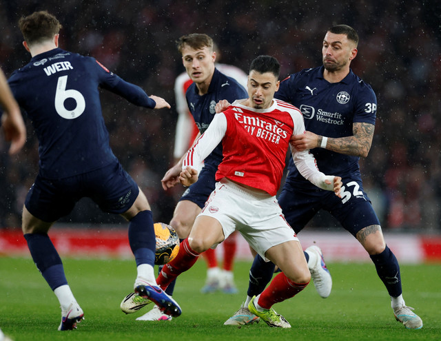 Pemain Arsenal Gabriel Martinelli berebut bola dengan pemain Wigan Athletic Jack Hunt pada pertandingan babak keempat Piala FA di Emirates Stadium, London, Inggris, Minggu (15/2/2026). Foto: Peter Cziborra/REUTERS