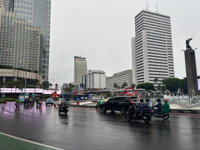 Potret lengang lalu lintas kawasan Bundaran HI, Jalan MH Thamrin, Jakpus pada Senin (16/2). Dok. Amira Nada