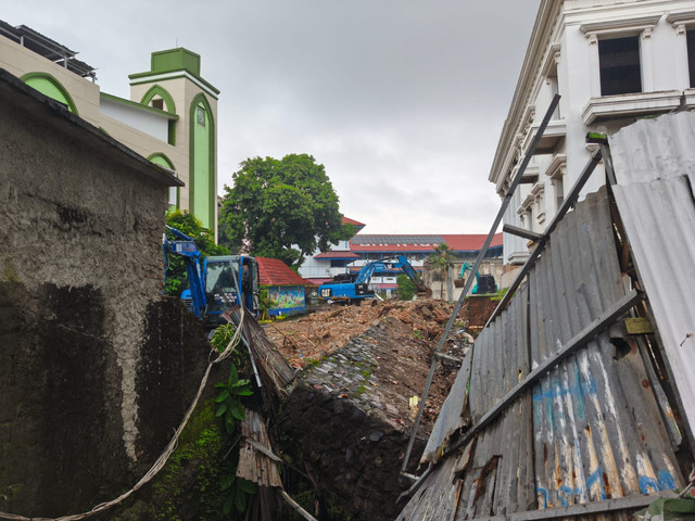 Proses perbaikan area yang terdampak dari robohnya bangunan tembok rumah di sebelah SMP Negeri 182 Jakarta, Kalibata Jakarta Selatan, Senin (16/2/2026). Foto: Jeni Ritanti/kumparan