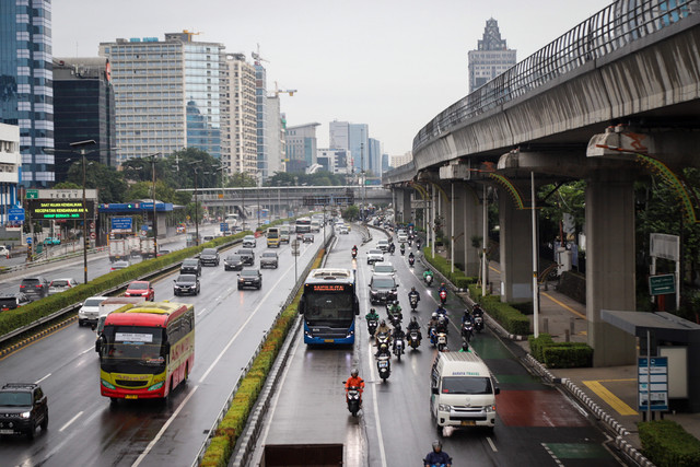 Suasana lalu lintas di kawasan MT Haryono dan Tol Dalam Kota, Jakarta, yang biasanya dipadati kendaraan pada jam sibuk pagi, terpantau lengang pada Senin (16/2/2026). Foto: Iqbal Firdaus/kumparan