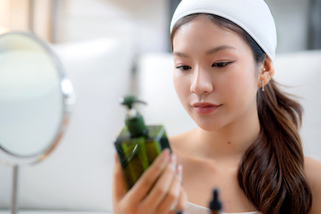 Ilustrasi mengecek stok produk perawatan tubuh di rumah. Foto: NT_Studio/shutterstock