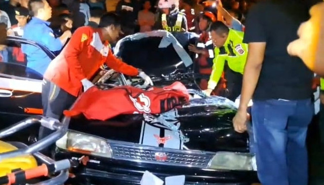 Sedan Toyota Corolla "Greco" yang tergencet truk kontainer. Dok Istimewa