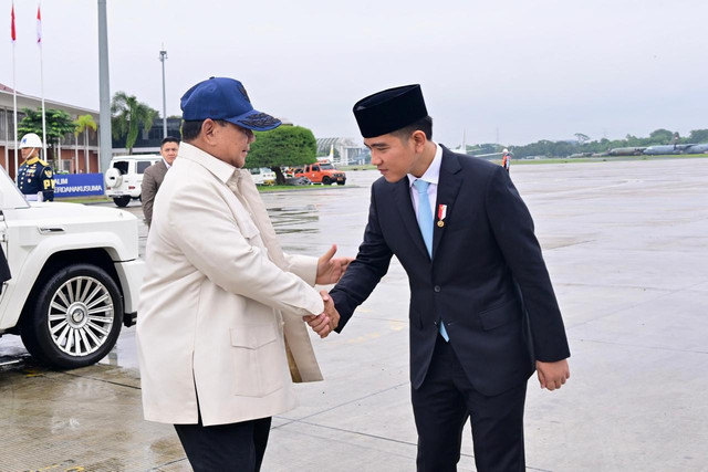 Presiden Prabowo Subianto (kiri) tiba di Bandara Halim Perdanakusuma, Jakarta untuk melakukan kunjungan Kerja ke Washington DC, Amerika Serikat, Senin (16/2). Foto: Dok. Rusman - Biro Pers Sekretariat Presiden