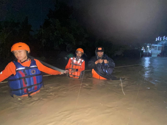 Banjir menerjang sejumlah perumahan di Kelurahan Meteseh dan Rowosari, Kecamatan Tembalang, Kota Semarang, Senin (16/2/2026). Foto: Dok. Istimewa