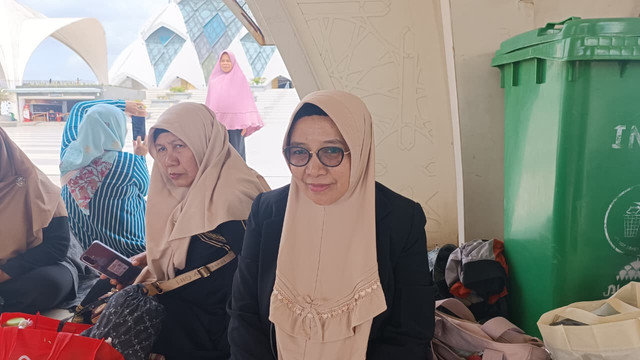 Rukiah (63) pengunjung asal Cisarua, Kabupaten Bandung Barat, yang datang bersama rombongannya ke Masjid Raya Al-Jabbar untuk Munggahan. Senin (16/2). Foto: Abisatya/kumparan