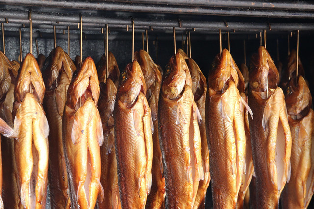 Ilustrasi proses pengasapan ikan. Foto: Pixabay