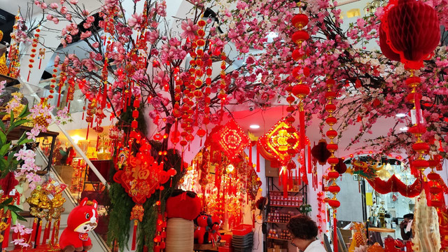 Salah satu toko di Medan yang menjual pernak-pernik Imlek, Senin (16/2). Foto: Amar Marpaung/kumparan