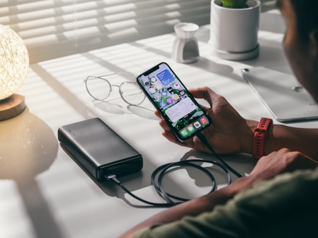 Ilustrasi power bank 10000mAh terbaik 2026. Foto: Unsplash.