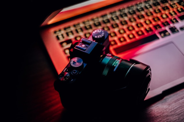 Ilustrasi kamera mirrorless murah di bawah 5 juta 2026. Foto: Kenny Leys/Unsplash