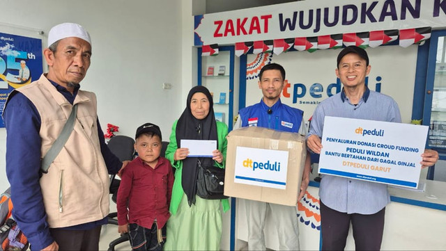Penyerahan Bantuan Dana Kesehatan untuk Wildan, Seorang Anak Usia 7 Tahun yang menderita Gagal Ginjal (Sumber : DT Peduli)