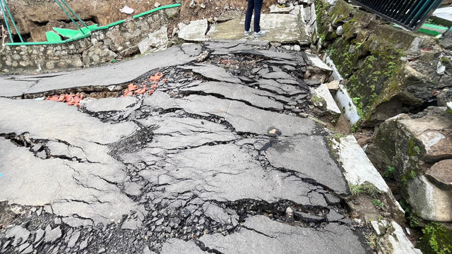 Kondisi jalan yang rusak terdampak tanah bergerak di Desa Padasari, Jatinegara, Tegal, Senin (16/2). Foto: Nasywa Athifah/kumparan