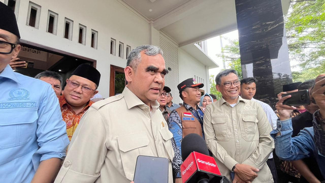 Ketua MPR Ahmad Muzani saat meninjau lokasi tanah bergerak di Desa Padasari, Jatinegara, Tegal, Senin (16/2). Foto: Nasywa Athifah/kumparan