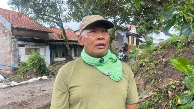 Kartono (62), warga terdampak bencana tanah bergerak di Desa Padasari, Jatinegara, Tegal, Senin (16/2). Foto: Nasywa Athifah/kumparan