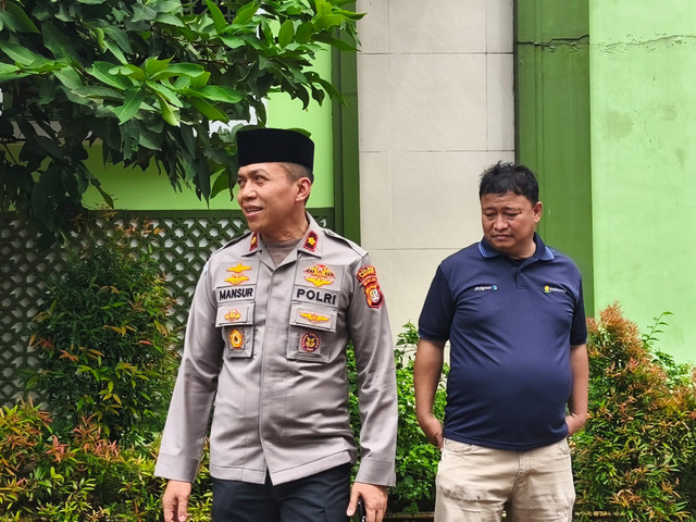 Kapolsek Pancoran, Kompol Mansur, saat melakukan peninjauan ke SMPN 182 Jakarta Selatan, usai insiden robohnya tembok pembatas rumah yang menyebababkan hancurnya beberapa fasilitas sekolah, Senin (16/2/2026). Foto: Jeni Ritanti/kumparan