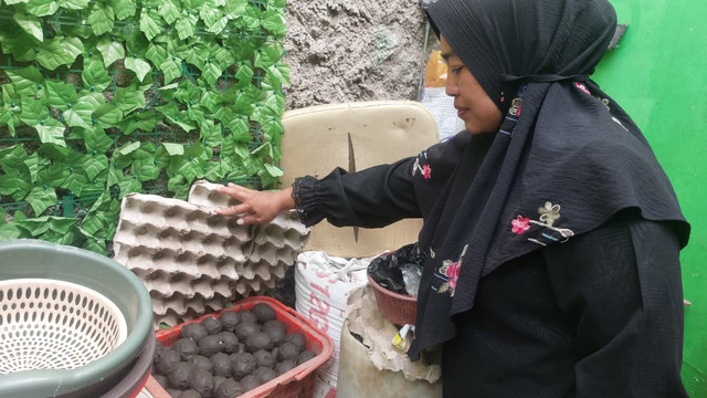 Ica, Pelaku Usaha UMKM Telor Asin di Desa Rancatungku (Sumber : DT Peduli)